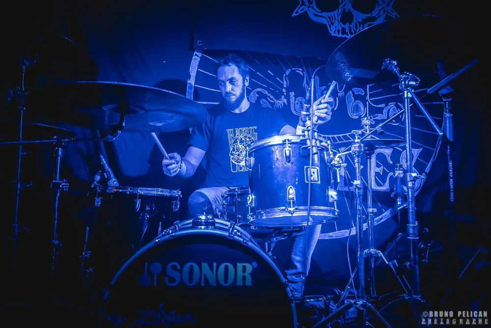 Le batteur de Jackhammer derrière sa batterie Sonor